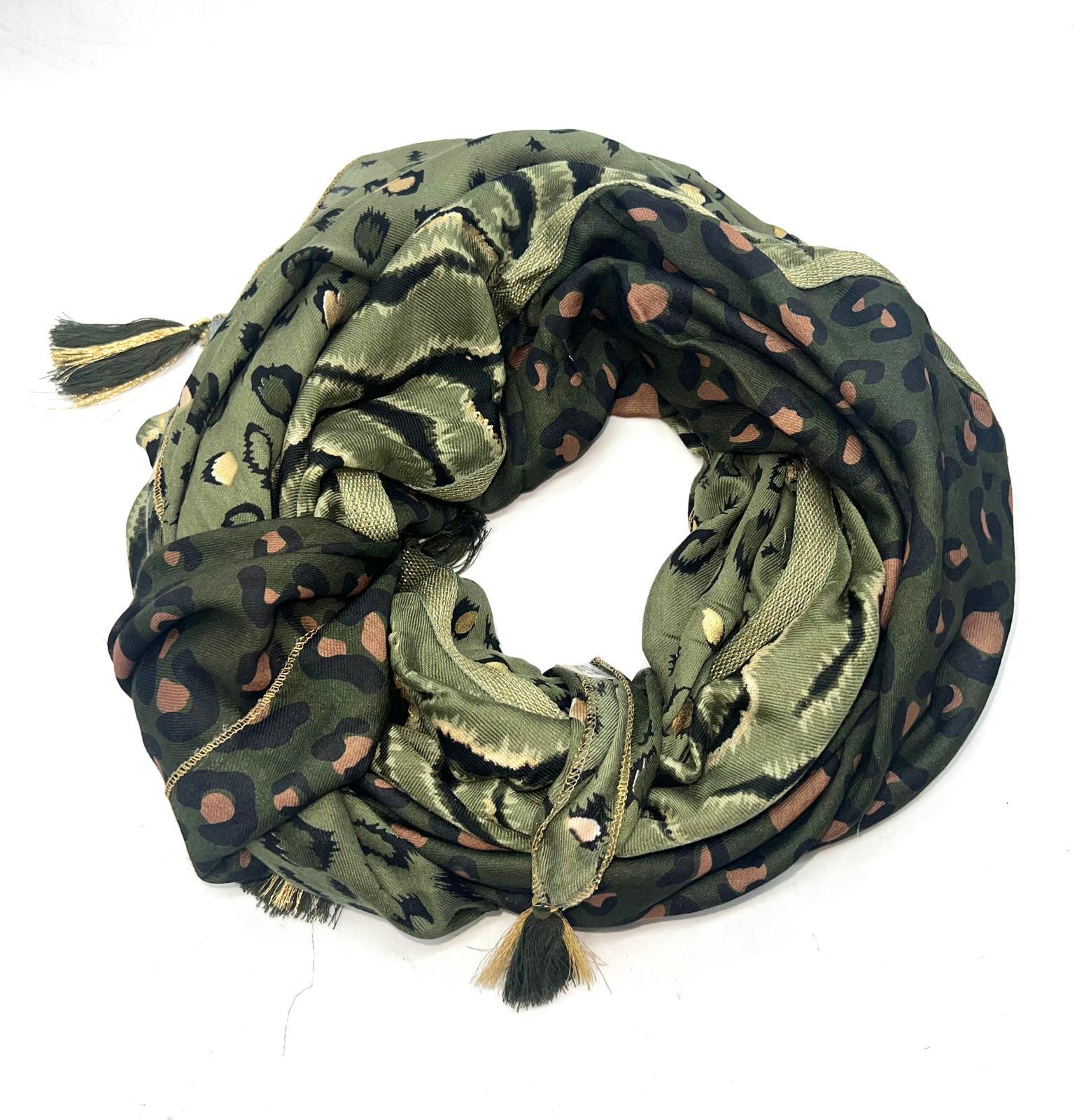 Foulard grand carré patchwork avec pompon